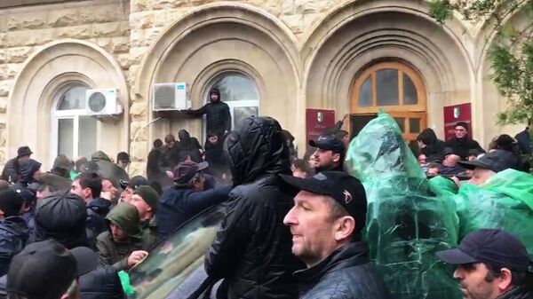 Протестующие штурмуют здание администрации президента Республики Абхазия в Сухуме