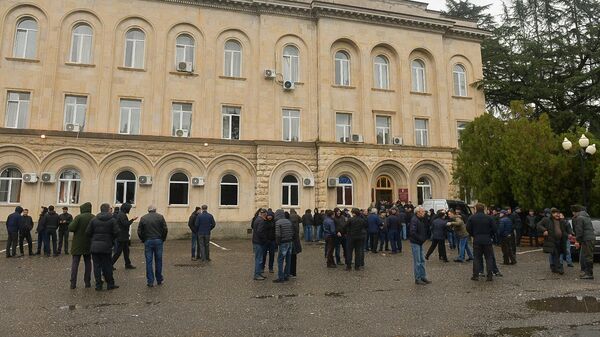 Протестующие у здания администрации президента Республики Абхазия в Сухуме