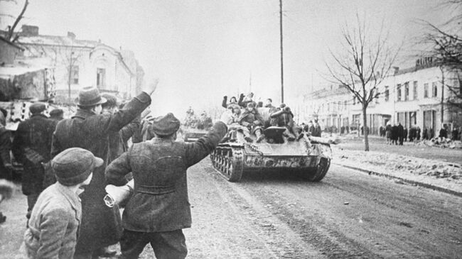Жители города Ченстохова приветствуют советских солдат, принимающих участие в Висло-Одерской операции. Архивное фото