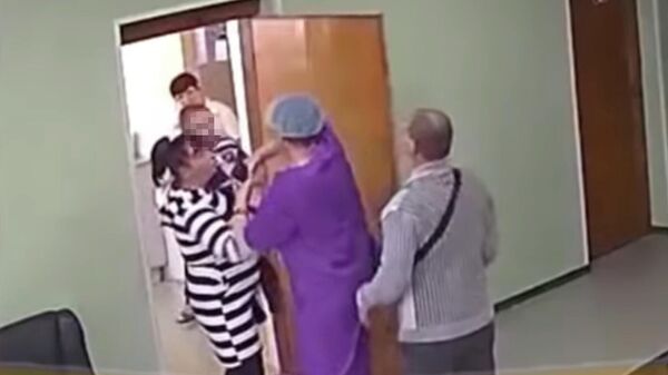 Стоп-кадр видео конфликта в поликлинике Уссурийска