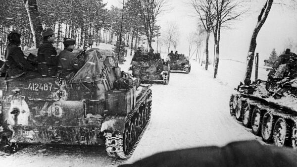 Восточно-Прусская наступательная операция. Подразделение самоходных установок СУ 76-М на марше под Кёнигсбергом. 1945 год