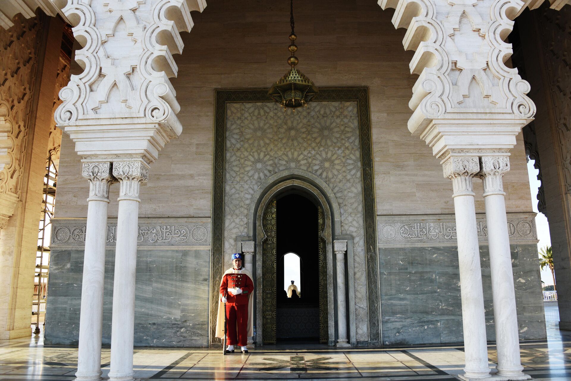 Гвардеец у входа в Мавзолей Мохаммеда V (короля Марокко) в Рабате. - РИА Новости, 1920, 25.12.2020