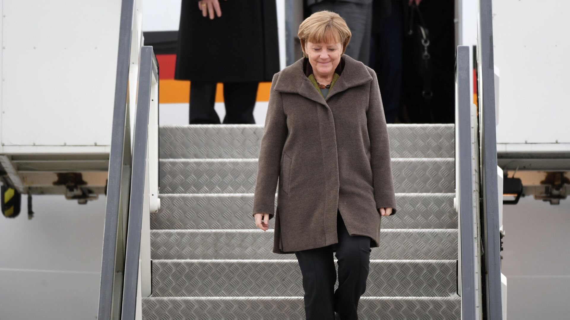 Канцлер Германии Ангела Меркель спускается по трапу самолета  - РИА Новости, 1920, 21.09.2021