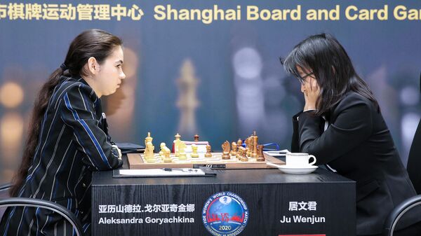 Слева направо: Шахматистки Александр Горячкина (Россия) и Цзюй Вэньцзюнь (Китай)