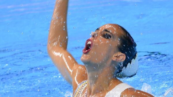 Она Карбонель (Испания) выступает с технической программой в соревнованиях соло по синхронному плаванию на XVIII чемпионате мира по водным видам спорта в южнокорейском Кванджу.