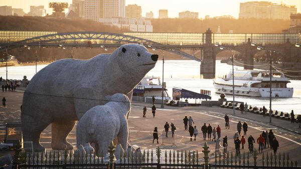 Фигуры белых медведей в в Центральном парке культуры и отдыха имени Горького в Москве