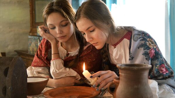 Девушки во время святочных гаданий в казачьем поселке Черноречье Челябинской области