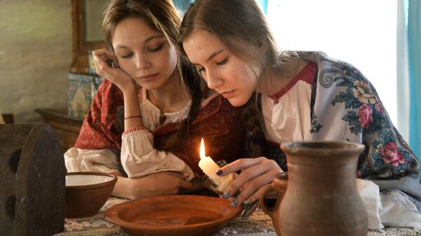 Девушки во время святочных гаданий в казачьем поселке Черноречье Челябинской области