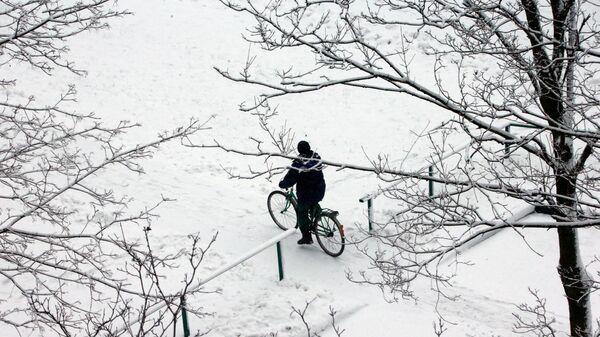Мужчина катается на велосипеде в Москве
