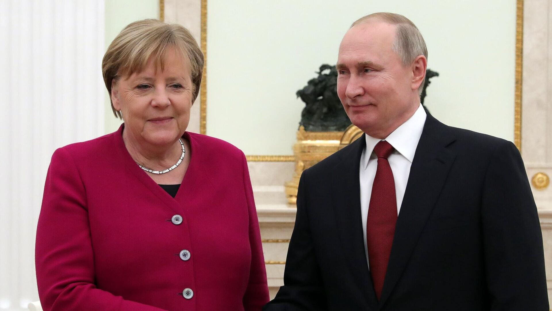 Президент России Владимир Путин и федеральный канцлер Германии Ангела Меркель во время встречи - РИА Новости, 1920, 20.08.2021