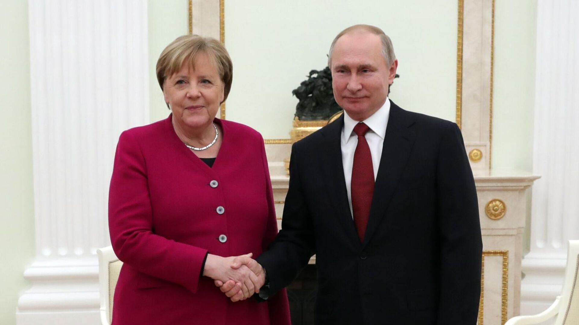 Медведев поблагодарил Меркель за эффективную совместную работу