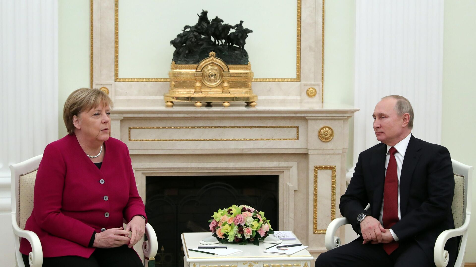 Президент РФ Владимир Путин и федеральный канцлер Германии Ангела Меркель во время встречи - РИА Новости, 1920, 20.08.2021