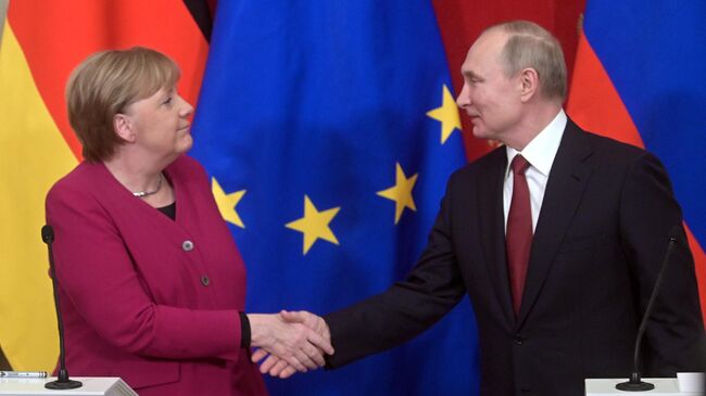  Президент РФ Владимир Путин и федеральный канцлер Германии Ангела Меркель во время совместной пресс-конференции по итогам встречи
