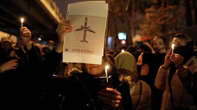 Акция памяти жертв крушения украинского самолета у входа в университет имени Амира Кабира в Тегеране
