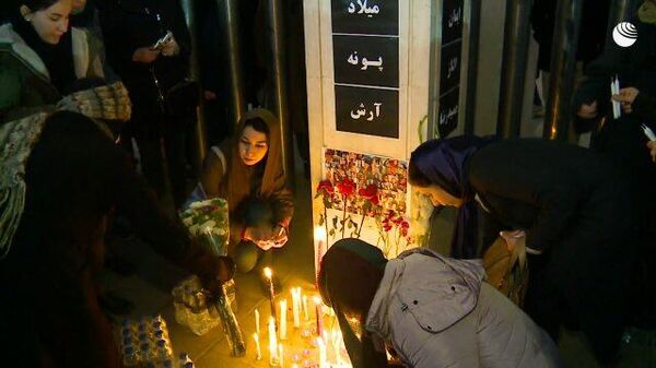 В Тегеране люди зажигают свечи перед фотографиями жертв авиакатастрофы