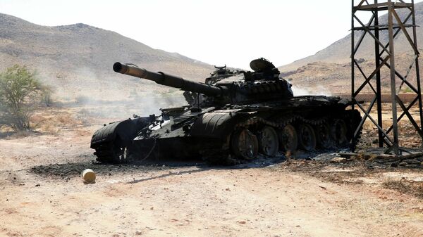 Сгоревший танк Ливийской национальной армией (ЛНА) маршала Халифы Хафтара на юге Триполи