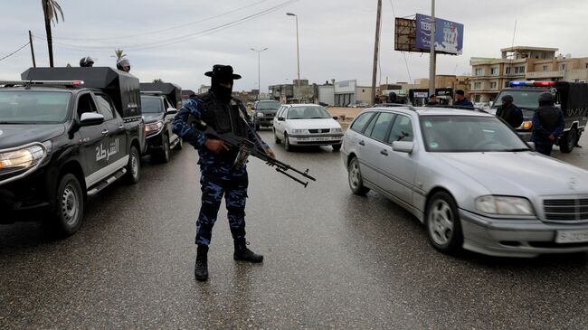 Сотрудник сил безопасности Правительства национального согласия (ПНС) в районе Таджура, к востоку от Триполи, Ливия