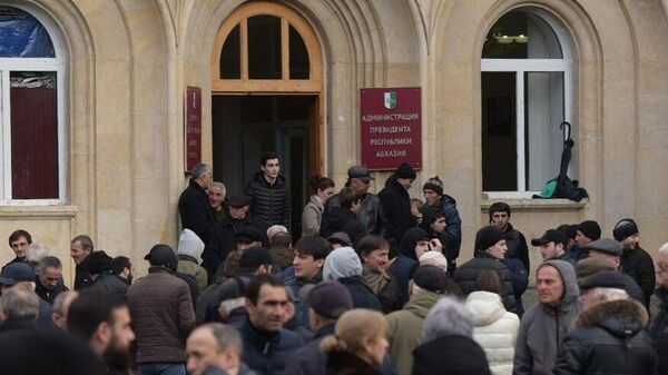 Протестующие у здания администрации президента Республики Абхазия в Сухуме