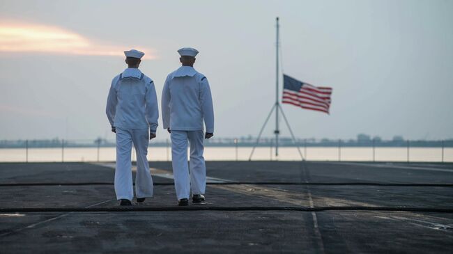 Американские военные на борту авианосца John C. Stennis