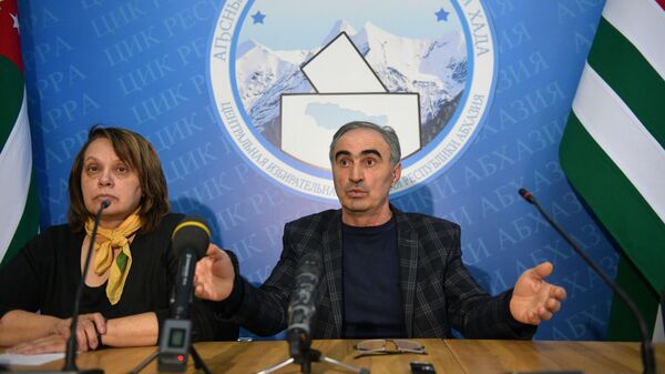 Председатель Центральной избирательной комиссии Республики Абхазия Тамаз Гогия выступает на брифинге