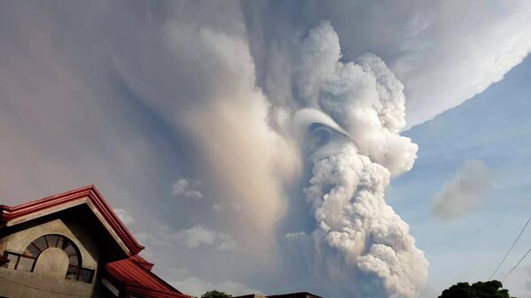 Извержение вулкана Тааль  недалеко от Манилы на Филиппинах. 12 января 2020