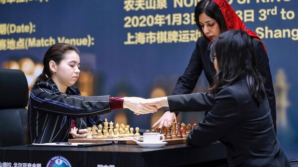 Слева направо: шахматистки Александра Горячкина (Россия) и Цзюй Вэньцзюнь (Китай)