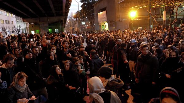 Участники демонстрации у здания Университета имени Амира Кабира в Тегеране, Иран. 11 января 2020