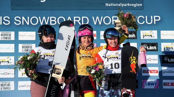 Слева направо - сноубордистки София Надыршина (Россия), Рамона Хофмайстер (Германия) и Милена Быкова (Россия)