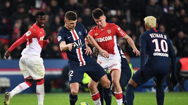 Monaco's Russian midfielder Aleksandr Golovin (C) vies with Paris Saint-Germain's Belgian defender Thomas Meunier (L) and Paris Saint-Germain's Brazilian forward Neymar (R)during the French L1 football match between Paris Saint-Germain and AS Monaco at the Parc des Princes stadium in Paris on January 12, 2020. (Photo by Anne-Christine POUJOULAT / AFP)