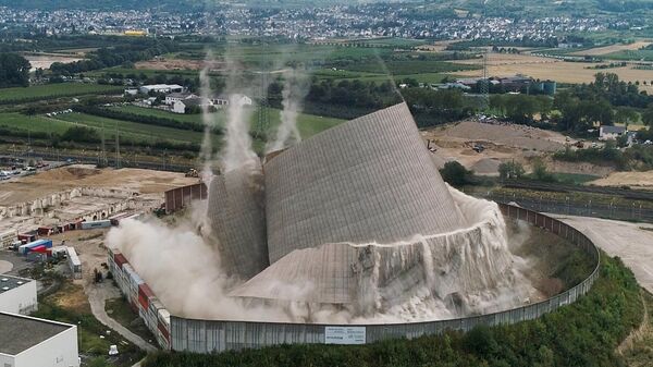 Снос градирни атомной электростанции в Кобленце, Германия