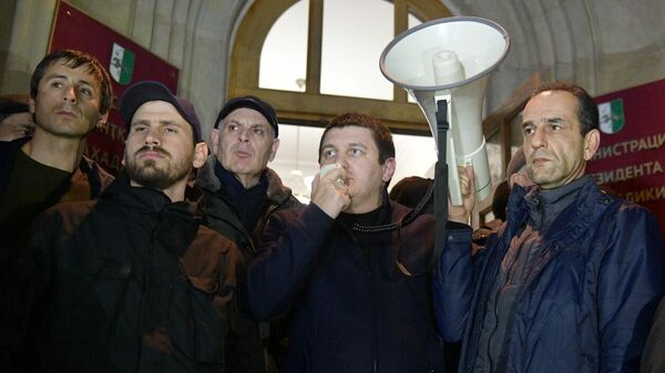 Сторонники оппозиции у здания администрации президента Абхазии