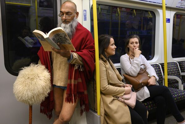 Участники международного флешмоба В метро без штанов в лондонском метро