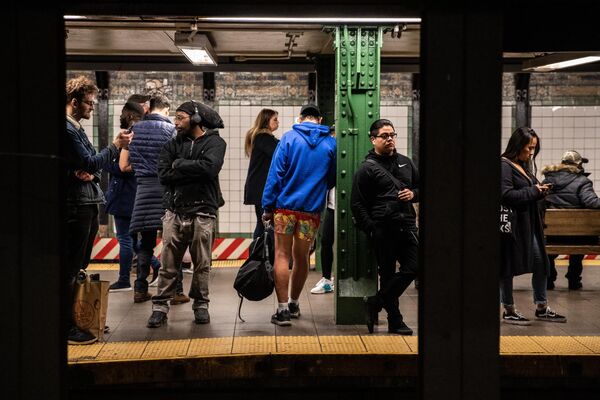 Участники международного флешмоба В метро без штанов в нью-йоркском метро