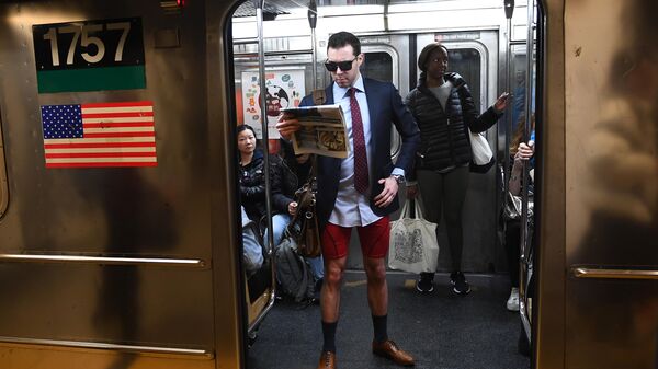 Участники международного флешмоба В метро без штанов в нью-йоркском метро