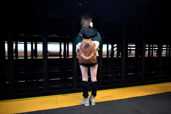 Участница международного флешмоба В метро без штанов в нью-йоркском метро