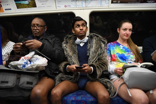 Участники международного флешмоба В метро без штанов в лондонском метро