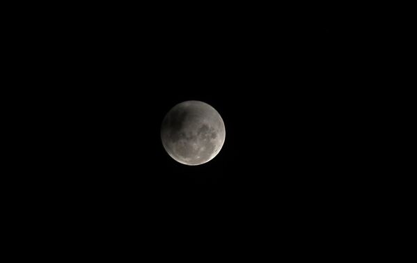 Полутеневое лунное затмение в небе над Парагваем