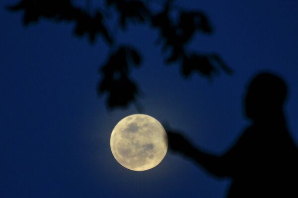 Полная Луна в небе над Индонезией