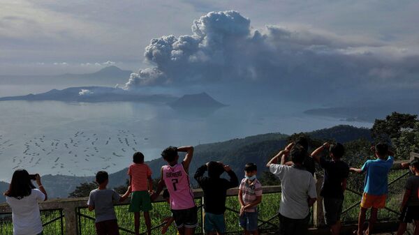 Извержение вулкана Тааль недалеко от Манилы на Филиппинах. 13 января 2020