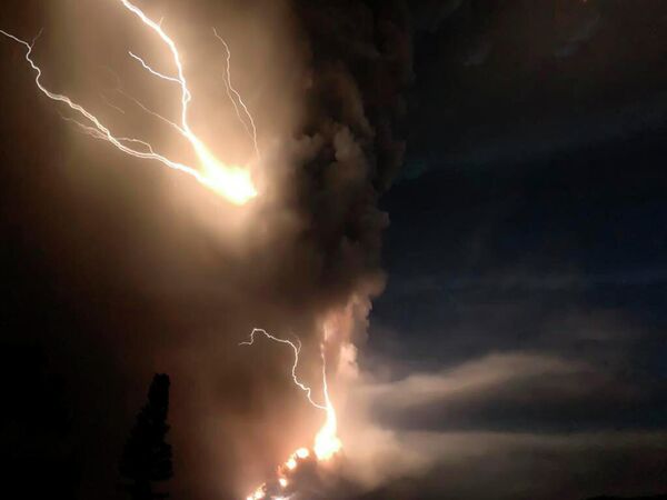 Молния во время извержения вулкана Таал недалеко от Манилы на Филиппинах. 12 января 2020