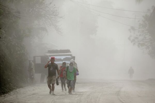 Жители, проживающие вблизи извергающегося вулкана Таал эвакуируются. 13 января 2020 года
