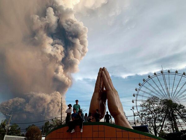 Извержение вулкана Тааль недалеко от Манилы на Филиппинах. 12 января 2020