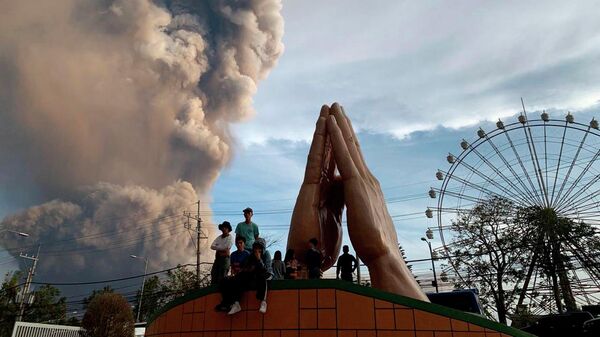 Извержение вулкана Тааль недалеко от Манилы на Филиппинах. 12 января 2020