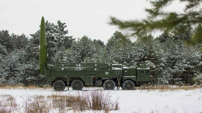 Пусковая установка ОТРК Искандер-М в боевом положении