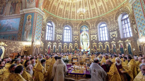 Духовенство Белгородской митрополии во время богослужения
