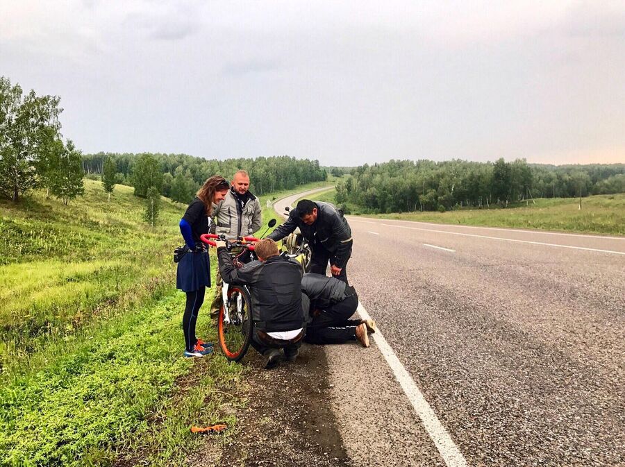 В дороге с ремонтом велосипеда помогают мотоциклисты