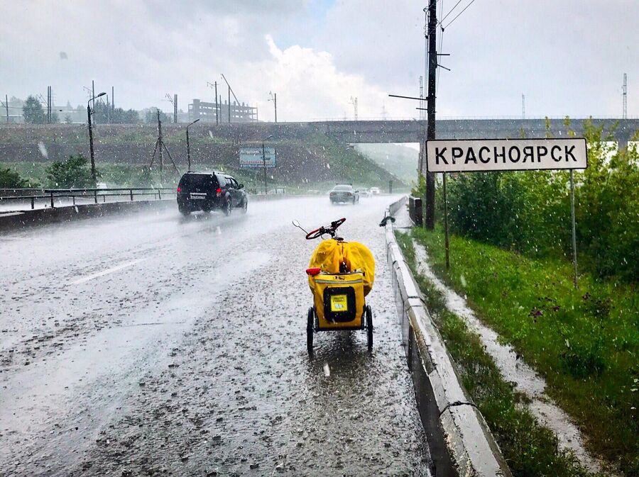 В Красноярск заезжала под ливнем