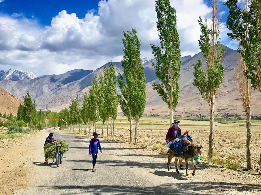 Хорог, Таджикистан, нас сопровождают дети