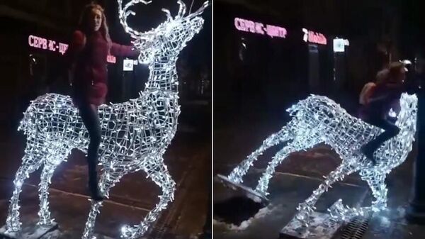 Стоп-кадр видео, на котором девушка опрокинула новогоднюю фигуру оленя в Саратове