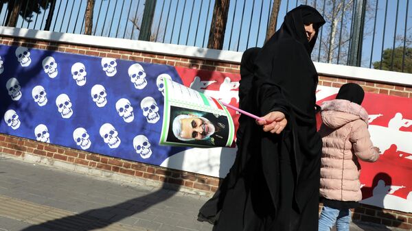 Женщина возвращается с похорон генерала Касема Сулеймани мимо посольства США в Тегеране 